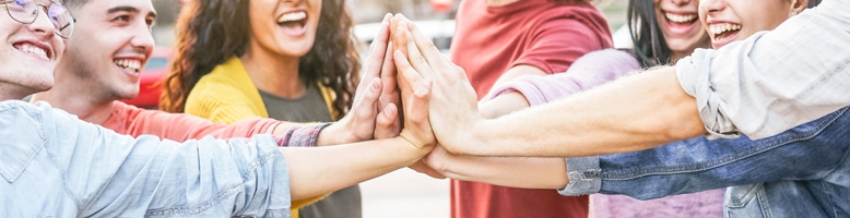 Junge Menschen Handschlag (© Alessandro Biascioli – stock.adobe.com)